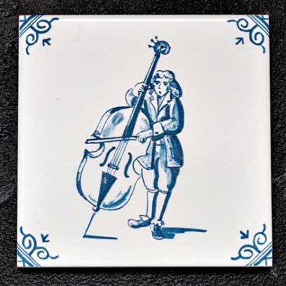 Изразец Голландский. Юноша с контрабасом