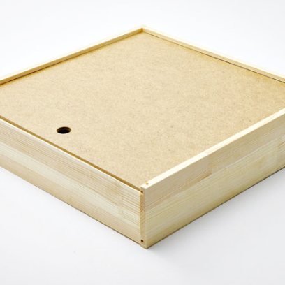 Шкатулка для 3х декоративных тарелок Шкатулка для трех декоративных тарелок. Сосна Шкатулка