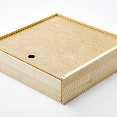 Шкатулка для 4х декоративных тарелок Шкатулка для четырех декоративных тарелок. Сосна Шкатулка