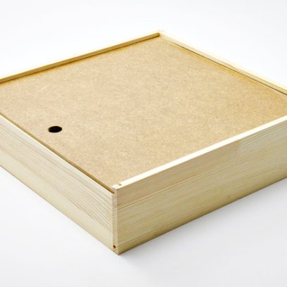 Шкатулка для 4х декоративных тарелок Шкатулка для четырех декоративных тарелок. Сосна Шкатулка