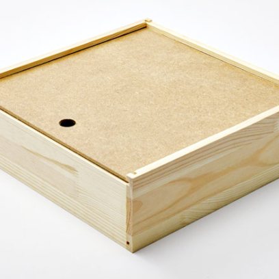 Шкатулка для 5 декоративных тарелок Шкатулка для пяти декоративных тарелок. Сосна Шкатулка