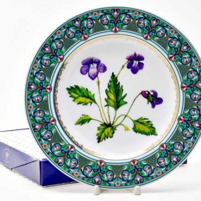 Декоративная тарелка в подарочной коробке Цветы и ягоды России. Фиалка надрезанная