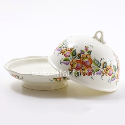 «Едва успеют сесть за стол и рассовать за борты и на колени салфетки, как из кухни торопливо, почти бегом уже несут покр