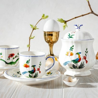 «На ослепительно-белом подоконнике золотая полоска солнца. За раскрытым окном — первые яркие листочки на тополях, острен