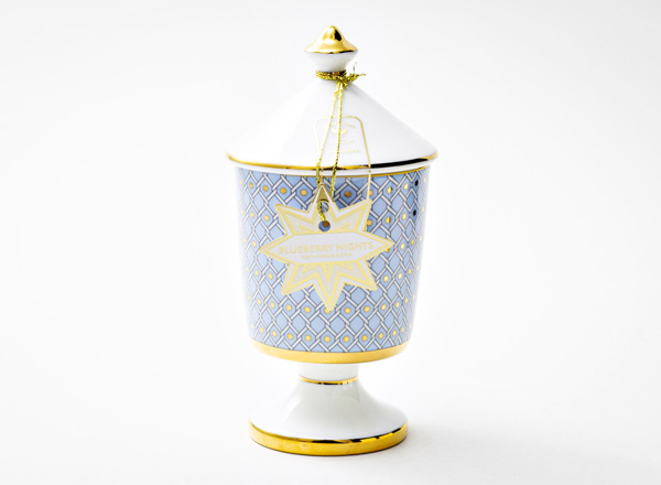 Свеча ароматическая в фарфоровом подсвечнике Черничные ночи Азур 2