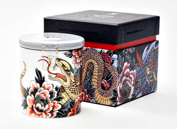 Свеча ароматическая в фарфоровом подсвечнике Северное сияние Tattoo. SERPENTA