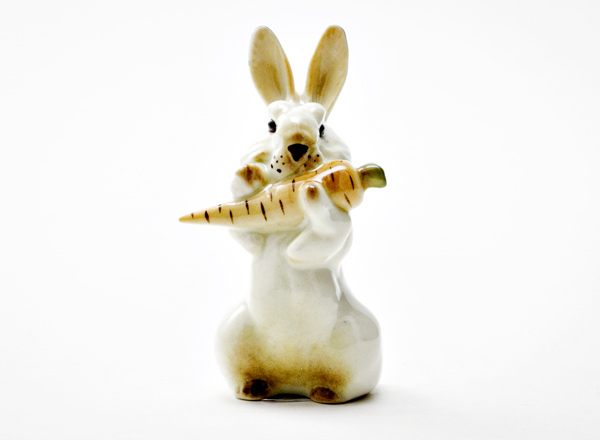 Скульптура Заяц с морковкой 4