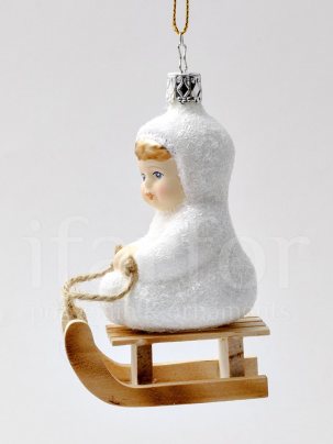 Елочная игрушка Детские игры на снегу. Девочка на санках 40 x 120 мм.