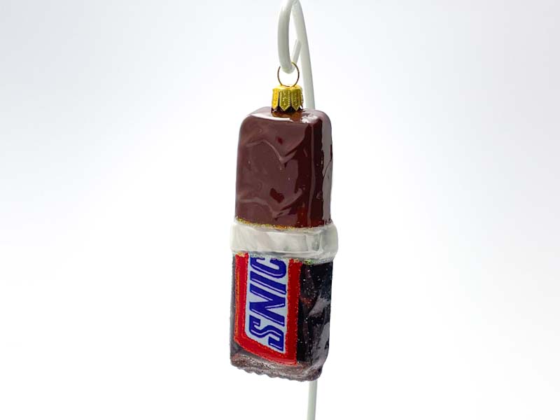 Елочная игрушка «Шоколадный батончик Snickers» Стекло. 40 x 115 мм.